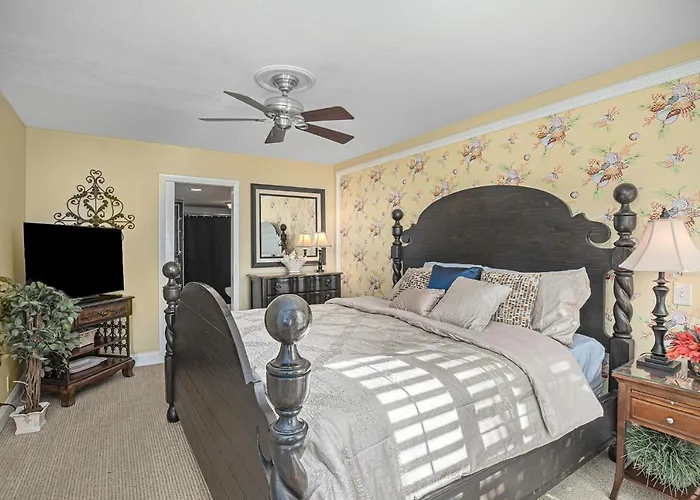 Sonrisa Unit-3/ Lovely , 2 Bedrooms-2baths *